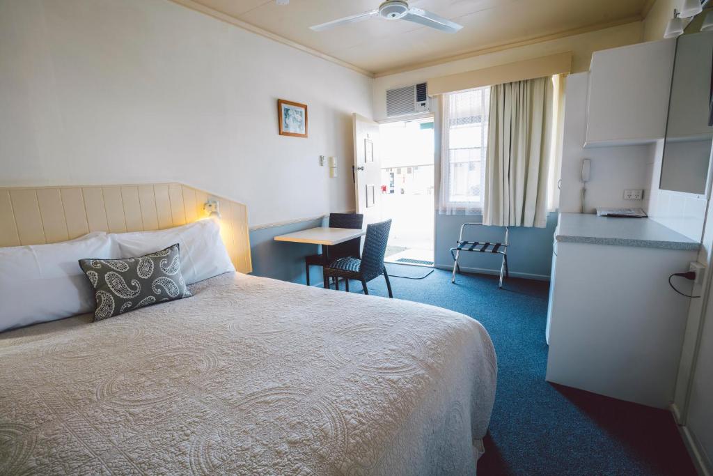 Postel nebo postele na pokoji v ubytování Boulevard Motel