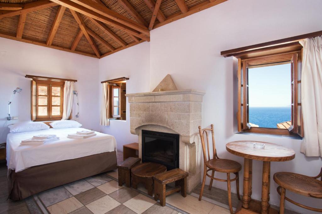 Postel nebo postele na pokoji v ubytování Bastione Malvasia Hotel (ex New Malvasia)