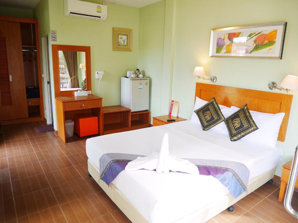 a hotel room with a bed and a mirror at Chilli Hotel&Restaurant in Ko Samed