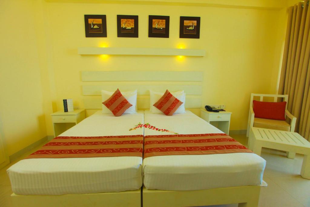 Postel nebo postele na pokoji v ubytování Beacon Beach Hotel Negombo