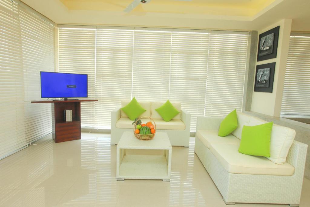 TV a/nebo společenská místnost v ubytování Beacon Beach Hotel Negombo