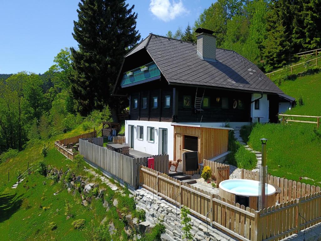 日騰的住宿－Glühwürmchenhütte，山丘上的房子,周围设有围栏