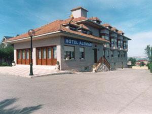 ein Hotelgebäude mit Straßenbeleuchtung davor in der Unterkunft Hotel Alemar in Somo