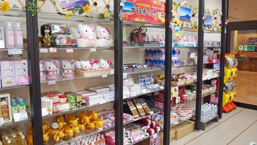Supermarket nebo jiné obchody v  hotelu nebo okolí