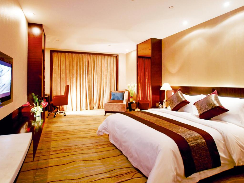 Postel nebo postele na pokoji v ubytování WuHu XingBai JinLing Hotel