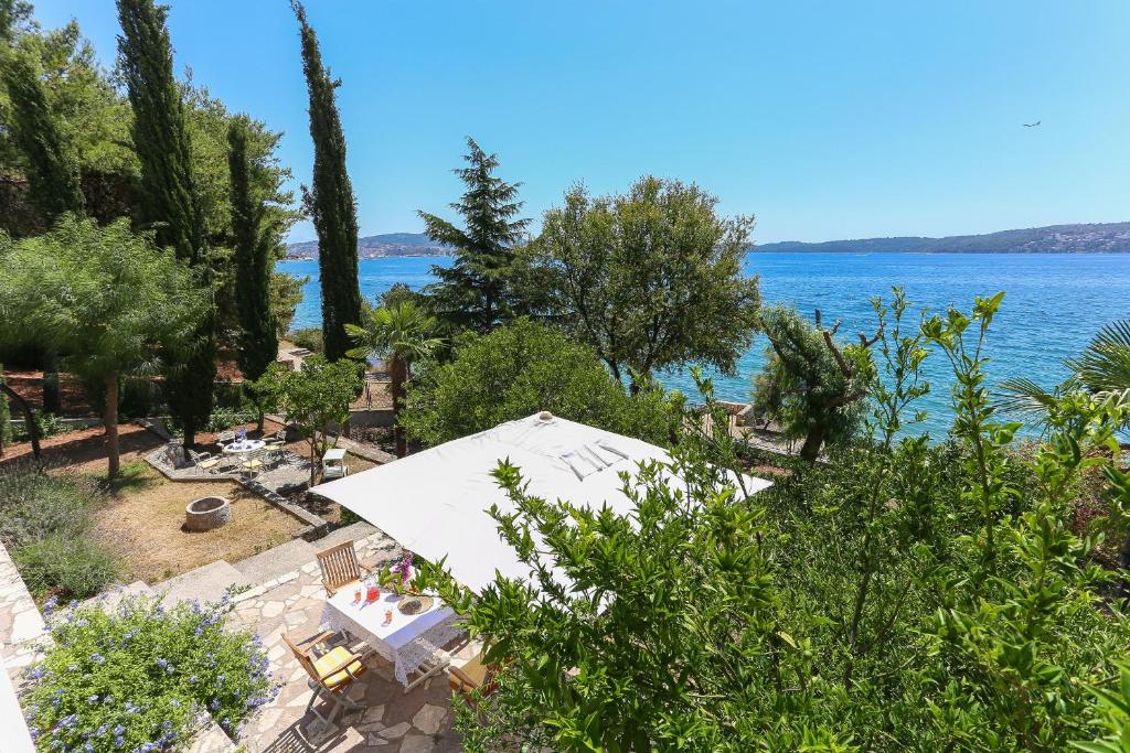 een uitzicht op het meer vanuit het huis bij Secret Garden Barada Beach Apartment in Trogir