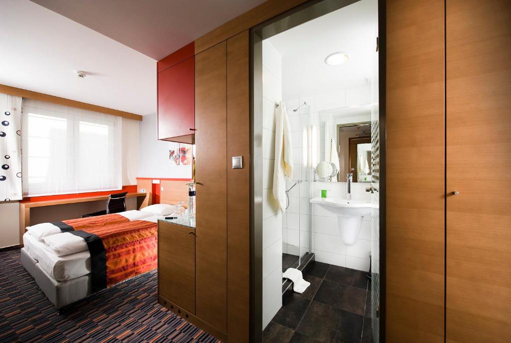 A bathroom at Royal Park Boutique Hotel