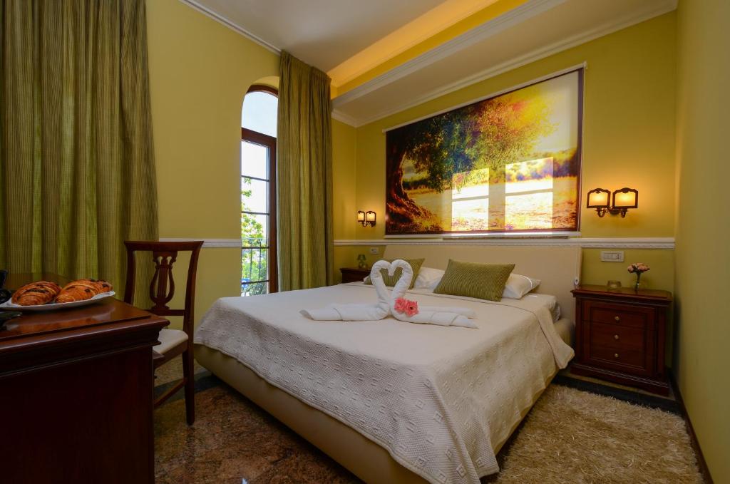 Un pat sau paturi într-o cameră la Bella & Stella rooms
