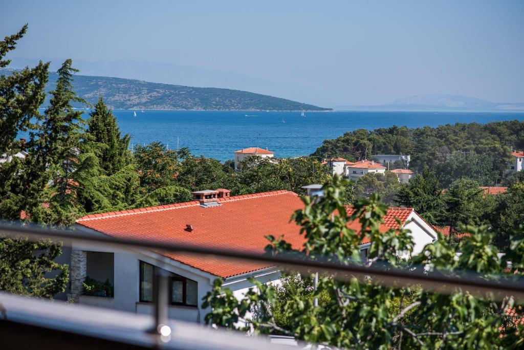 uitzicht op de oceaan vanuit een huis bij Apartman Slavko in Krk