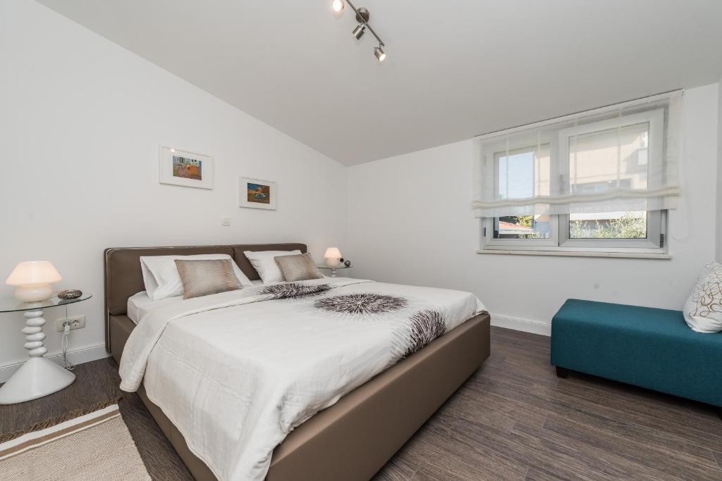 Postel nebo postele na pokoji v ubytování Apartments Ena