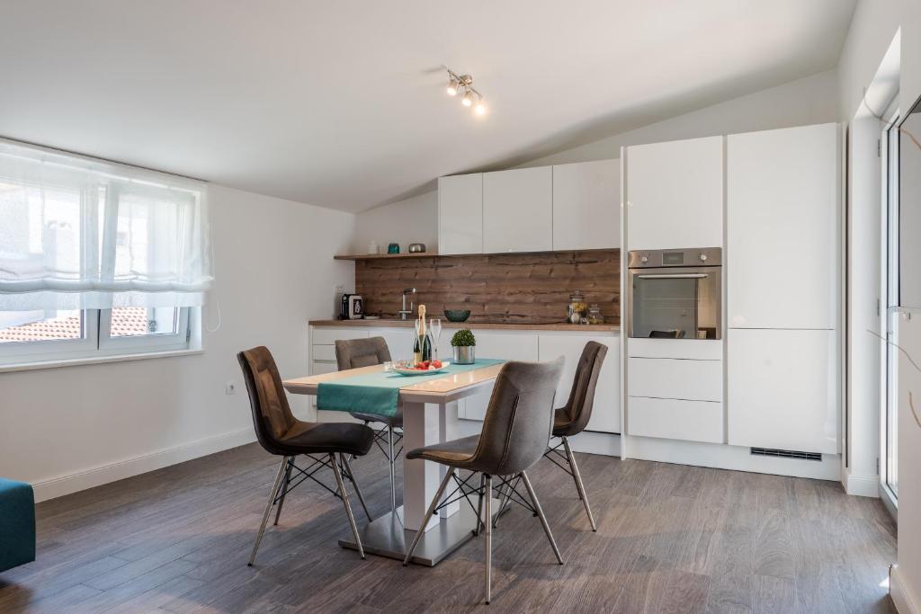 Kuchyň nebo kuchyňský kout v ubytování Apartments Ena