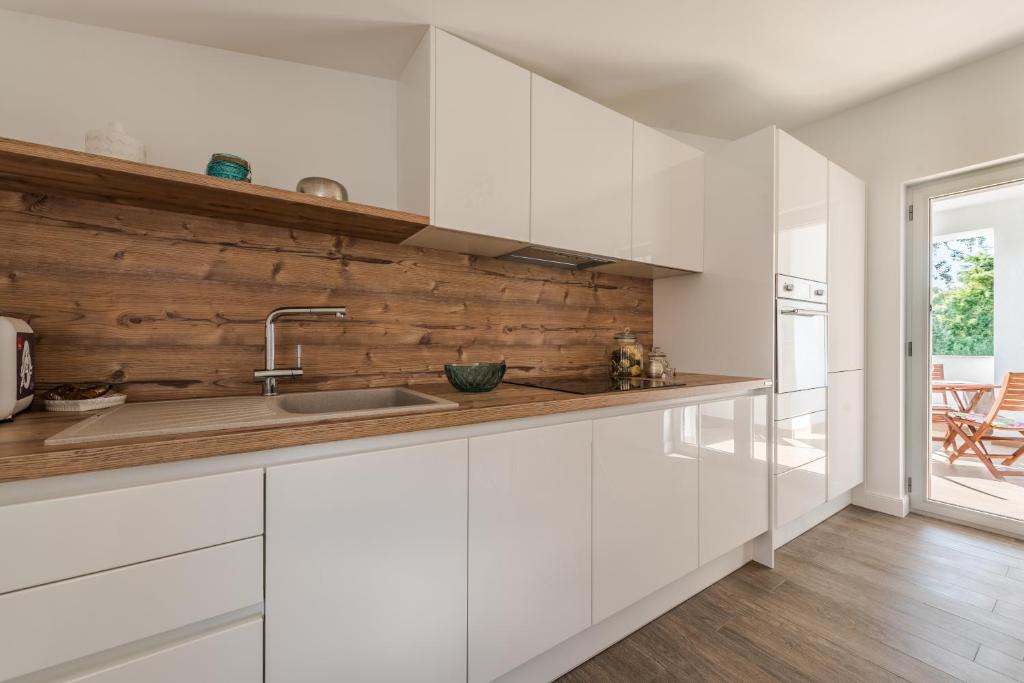 Kuchyň nebo kuchyňský kout v ubytování Apartments Ena
