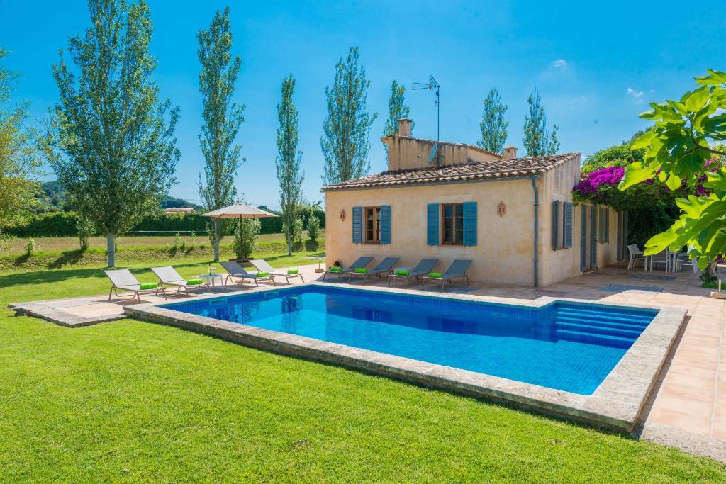eine Villa mit einem Pool im Hof in der Unterkunft Es Moli (Son Comparet) in Son Servera