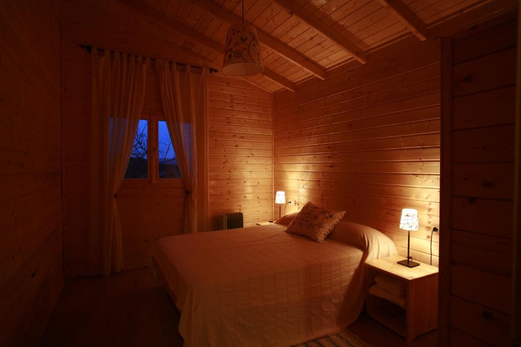 a bedroom with a bed and a window in it at La Cabaña Rural in Paúl