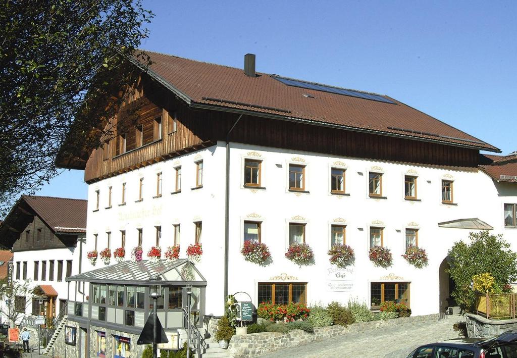 um grande edifício branco com um telhado castanho em Rinchnacher Hof em Rinchnach
