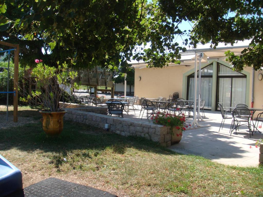 Zahrada ubytování Hôtel-Restaurant Le Calice Du Gevaudan - A75