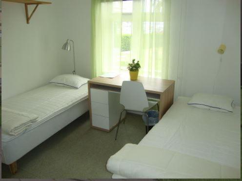 Postel nebo postele na pokoji v ubytování Kalmar Sjömanshem