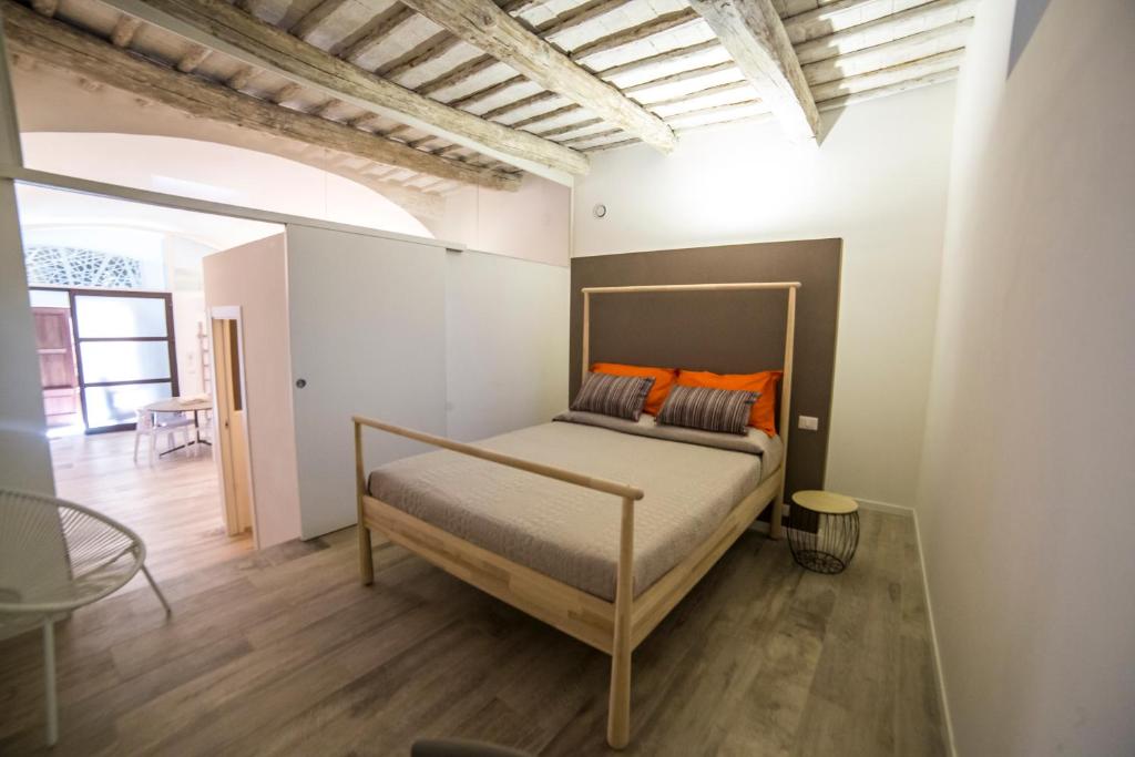 オルヴィエートにあるLa Vecchia Tipografiaのベッドルーム1室(オレンジ色の枕が付いたベッド1台付)