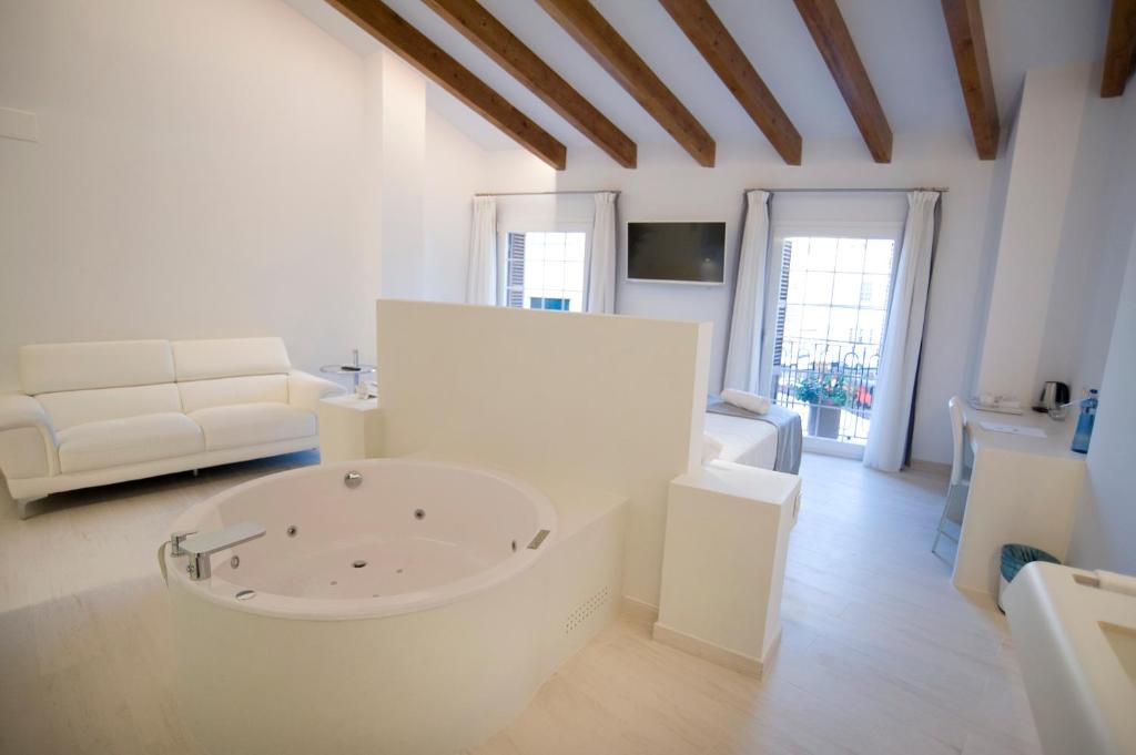TV a/nebo společenská místnost v ubytování Sindic Hotel - Adults Only