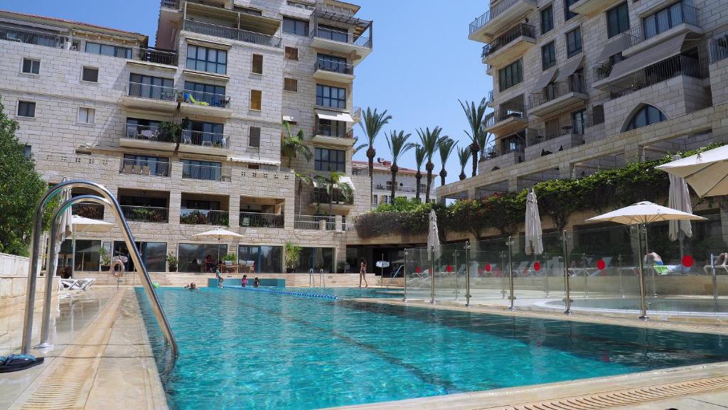 uma piscina com escorrega num edifício em Andromeda Hill Jaffo Bedroom & Living Room Deluxe em Tel Aviv