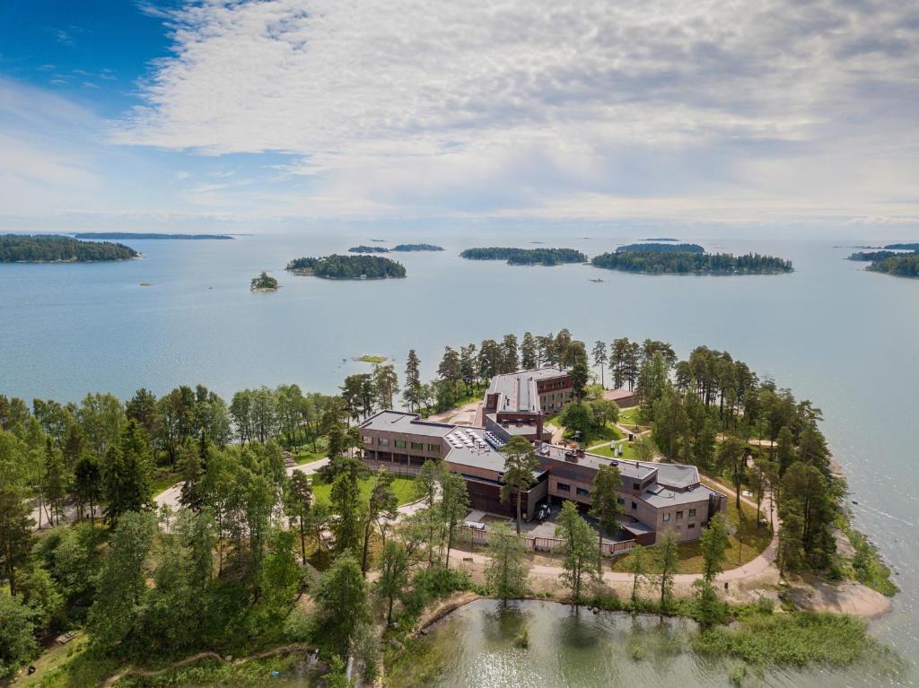 una vista aérea de una casa en una isla en un lago en Hotel Hanasaari en Espoo