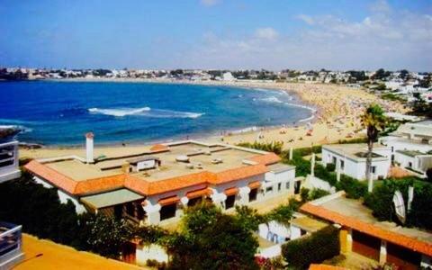 Blick auf den Strand, das Meer und die Gebäude in der Unterkunft Paradise beach in Mohammedia