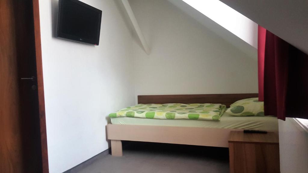 Postel nebo postele na pokoji v ubytování Hotel & Hostel Marenberg Radlje