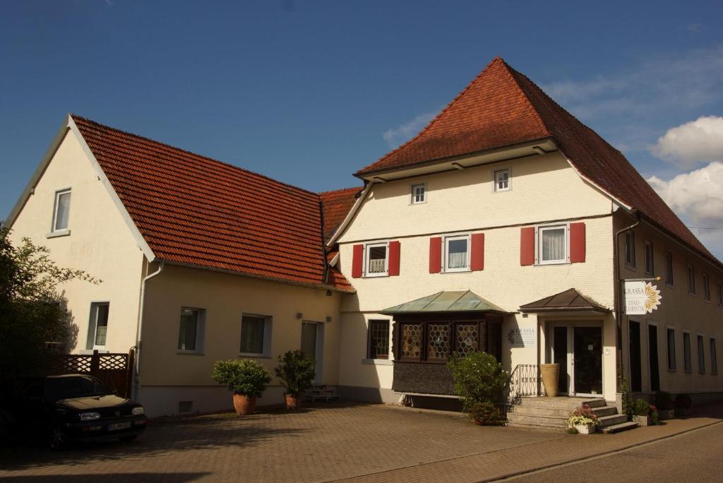 una gran casa blanca con techo rojo en Landhaus Staufenberg, en Gernsbach