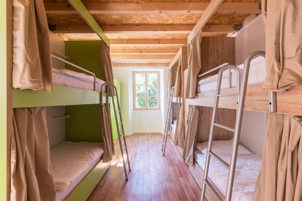 Palanda nebo palandy na pokoji v ubytování Hostel Antique