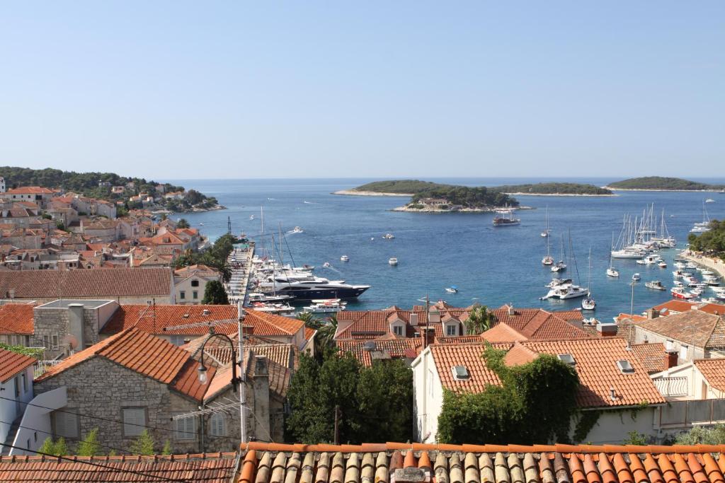 - une vue sur un port avec des bateaux dans l'eau dans l'établissement Apartments Sunset, à Hvar