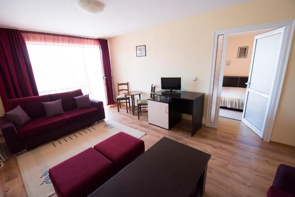 TV a/nebo společenská místnost v ubytování Hotel Damyanoff