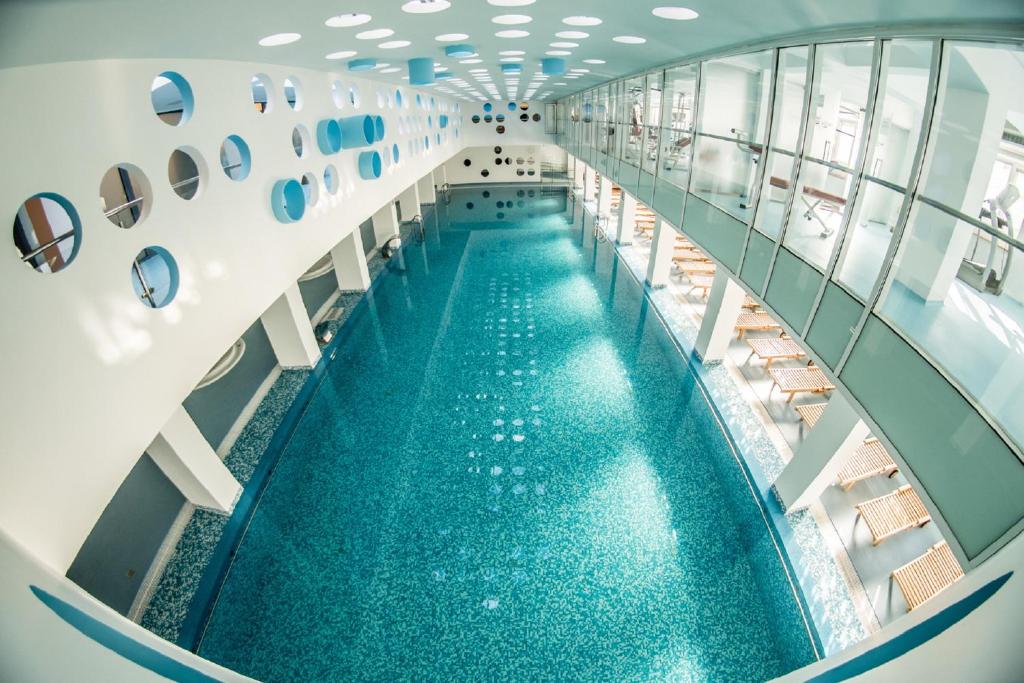 Bazén v ubytování Potaissa Hotel nebo v jeho okolí