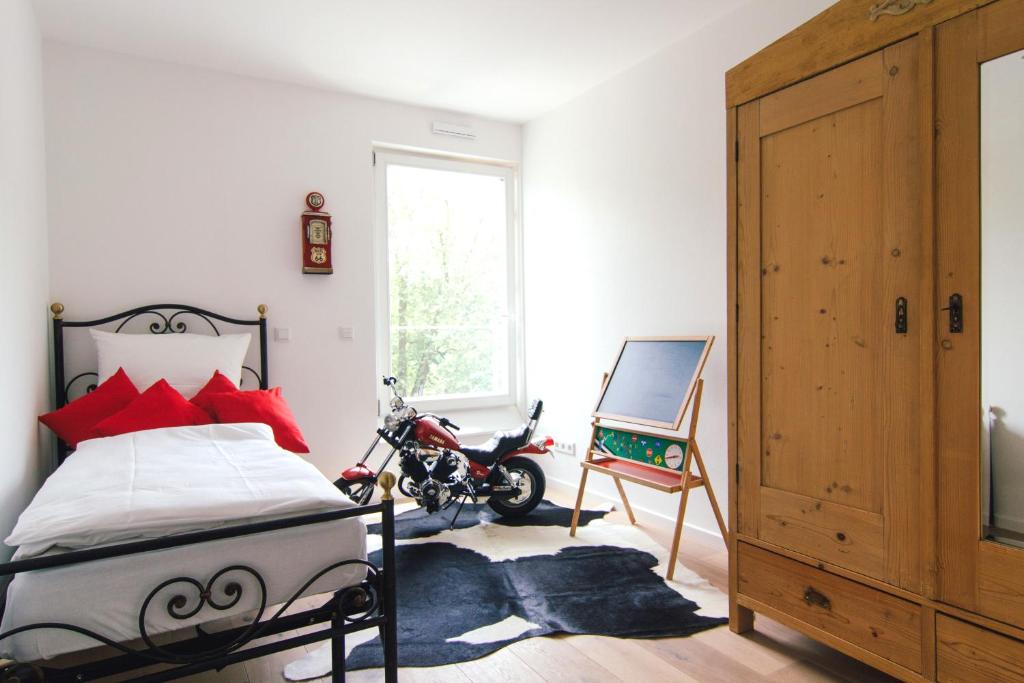 sypialnia z łóżkiem i motocyklem w obiekcie Stadtturm Regensburg w Ratyzbonie