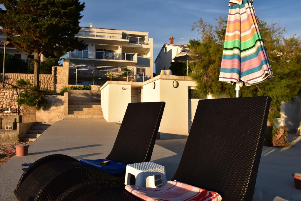 Zdjęcie z galerii obiektu Beachfront Apartments - Villa Vita w mieście Stara Novalja