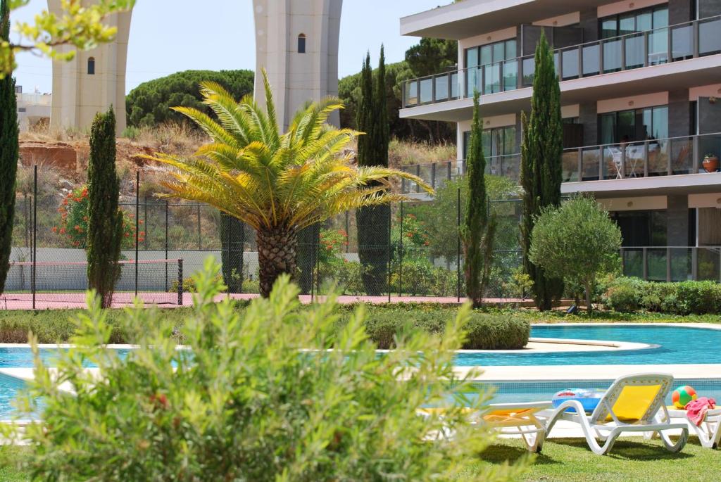 ośrodek z basenem i budynkiem w obiekcie Golf Residence Apartment w mieście Vilamoura