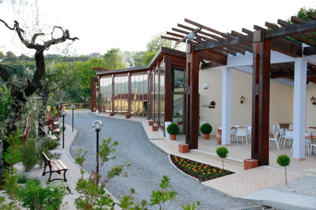 una riproduzione di una casa con patio di aCasaMia Wine Resort a San Cipriano Picentino