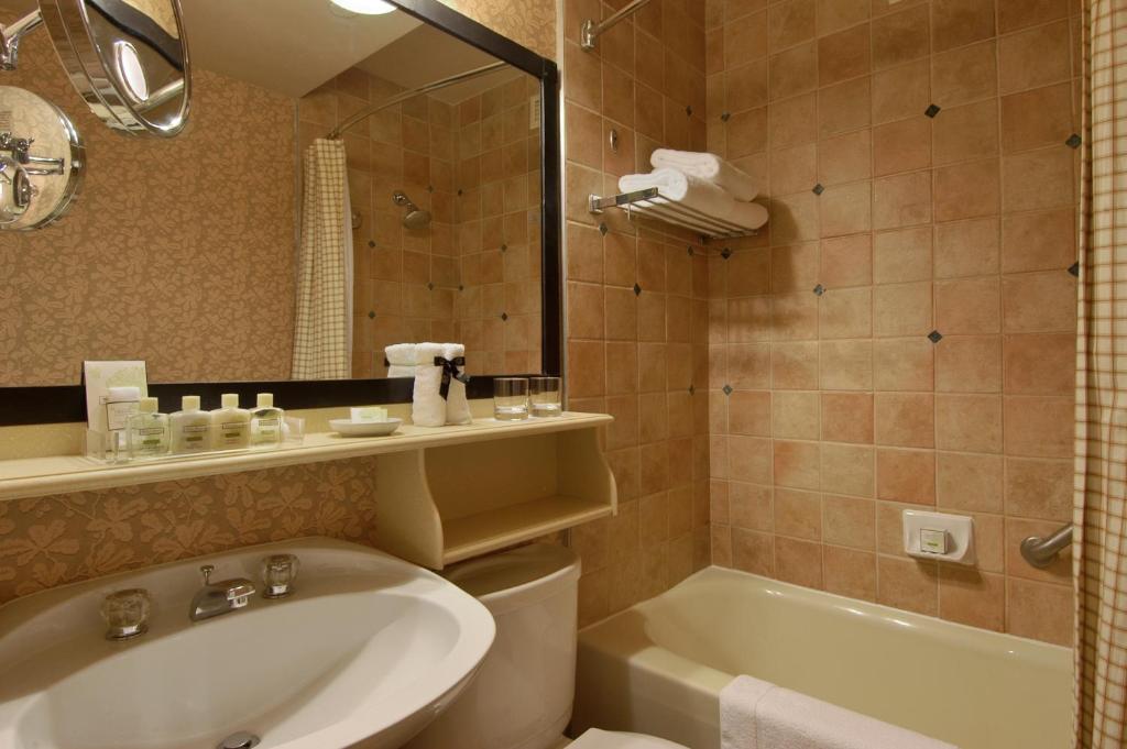 Fairmont Le Chateau Montebello - Double Room With Two Double Beds