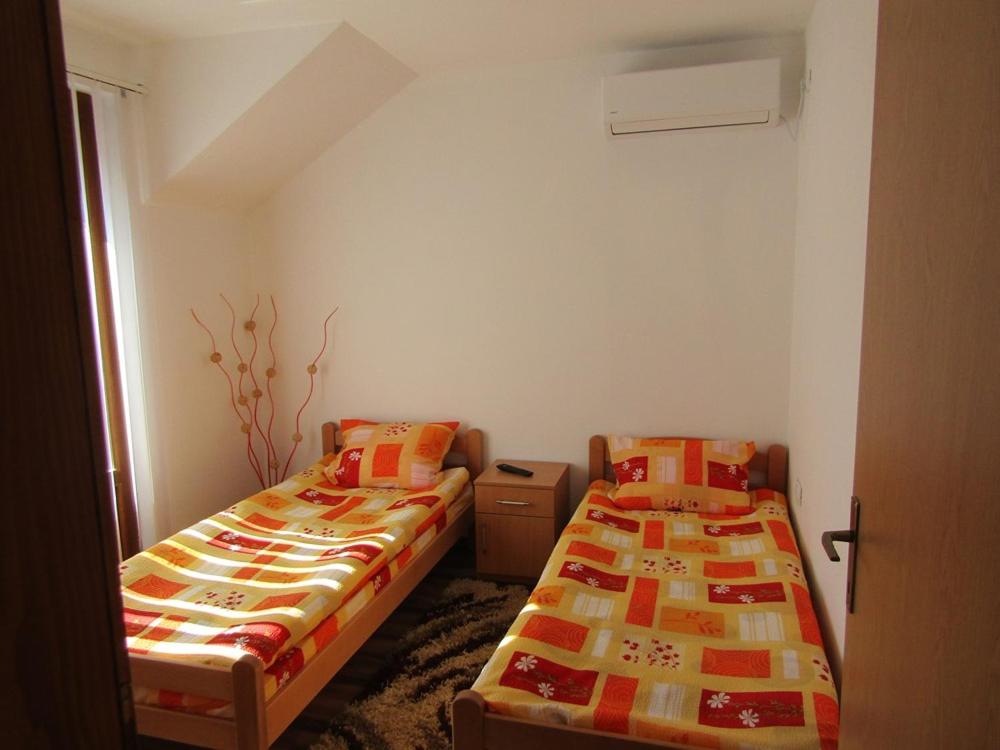 Postel nebo postele na pokoji v ubytování Apartment and rooms Konak