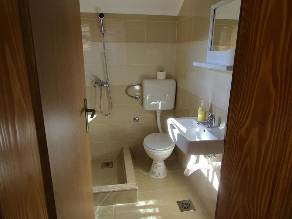 Koupelna v ubytování Apartment and rooms Konak