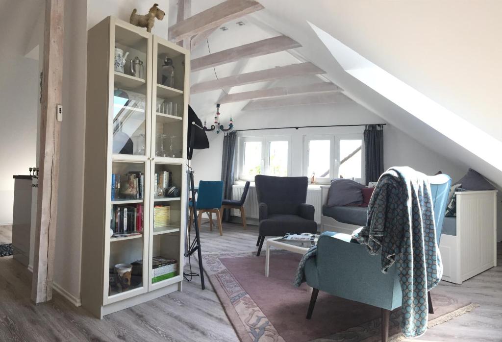 uma sala de estar com uma prateleira de livros brancos e um sofá em Apartment Götterdämmerung em Bayreuth