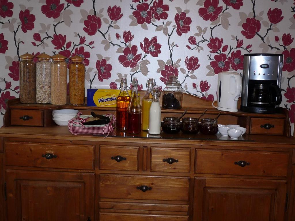 Příslušenství pro přípravu čaje a kávy v ubytování Stirabout Lane B&B