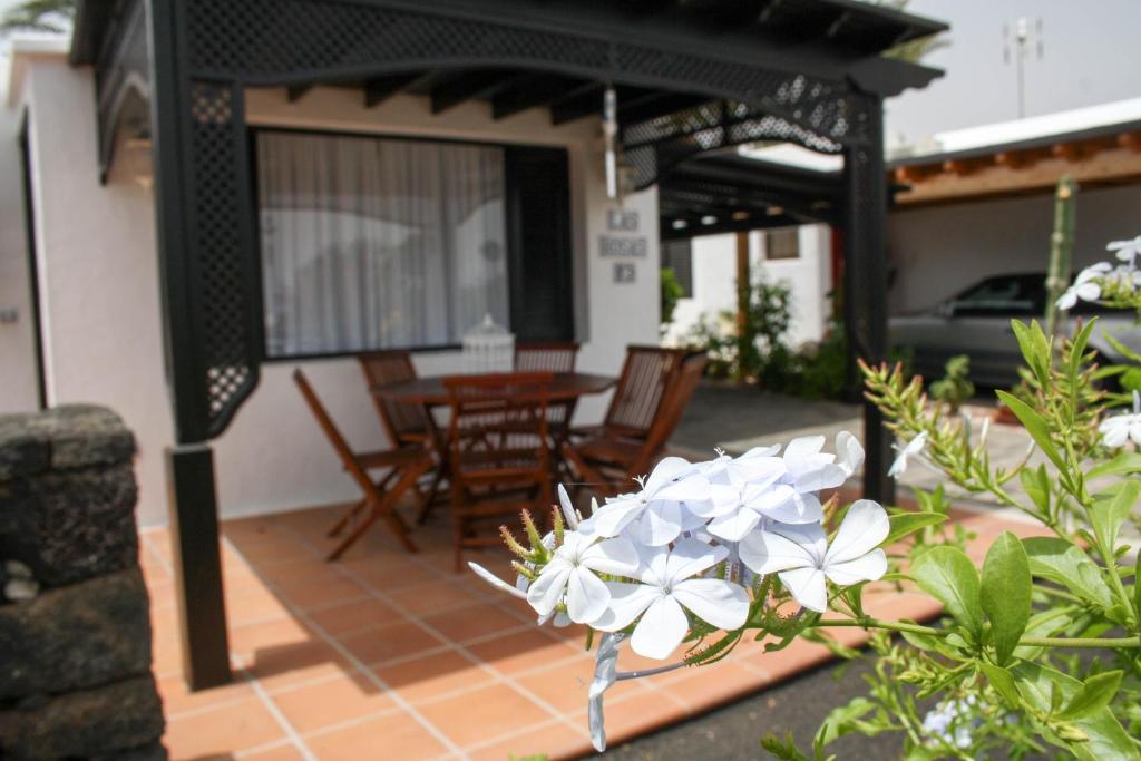 Vonkajšia záhrada v ubytovaní CASA LAS ROSAS by Buenavilla