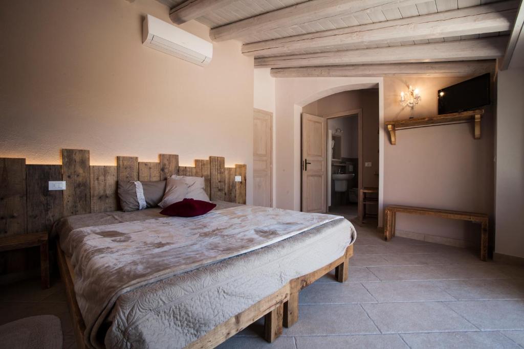 a bedroom with a large bed with a wooden headboard at Casa Al Fiume in Ponti Sul Mincio