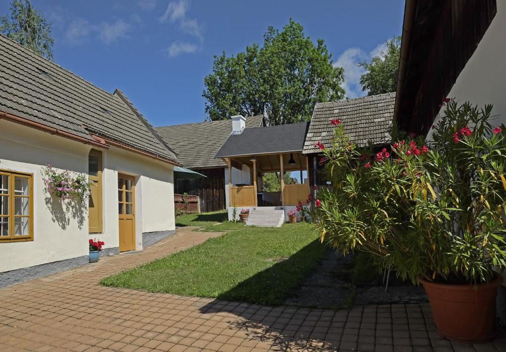 una casa con un patio con una casa en Ferienhaus Thayahof, en Waidhofen an der Thaya