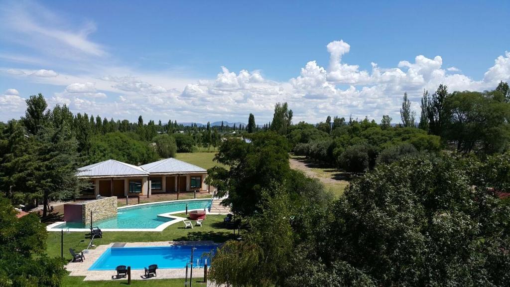 uma vista aérea de um resort com uma piscina em Family Inn em São Rafael