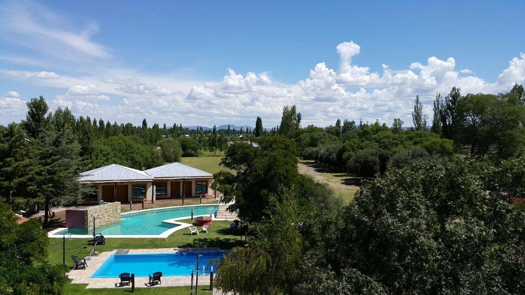 una vista aérea de un complejo con piscina en Family Inn en San Rafael