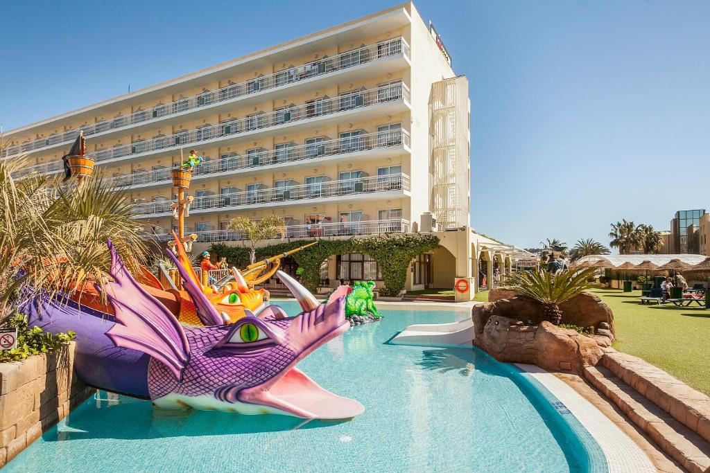 リョレート・デ・マルにあるEvenia Olympic Resortのウォータースライダー付きのホテルのプール