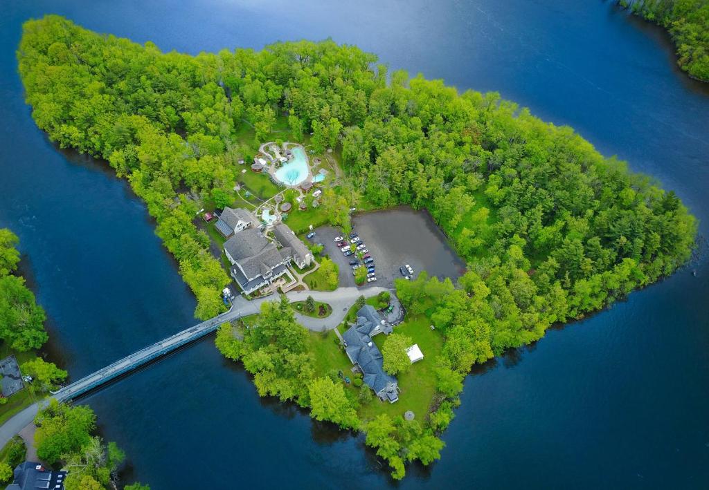 une vue aérienne sur une île dans un lac dans l'établissement L'Oasis de l'Île, à Saint-Eustache