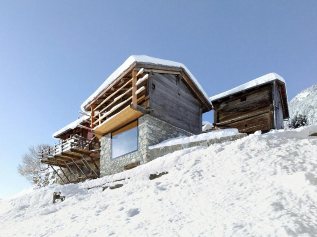 una casa sobre un montón de nieve en Chalet Le Biolley en Orsières