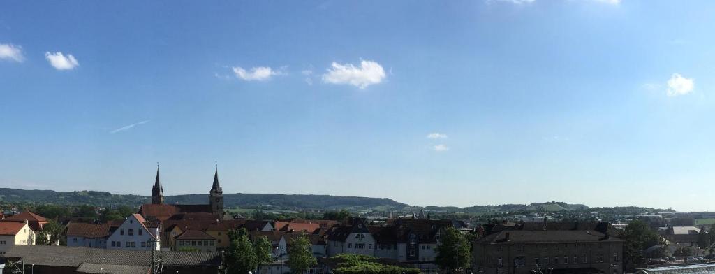 vistas a una ciudad con edificios y un cielo azul en Penthouse Ferienwohnung Loft, en Öhringen